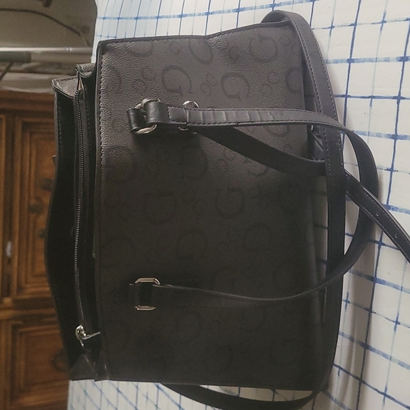 Guess purse - Picture 2 of 2